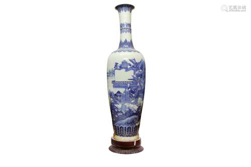 A MASSIVE CHINESE BLUE AND WHITE VASE.