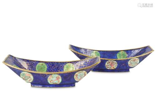 A PAIR OF CHINESE FAMILLE ROSE CANTON ENAMEL INGOT-SHAPED OFFERING BOWLS.