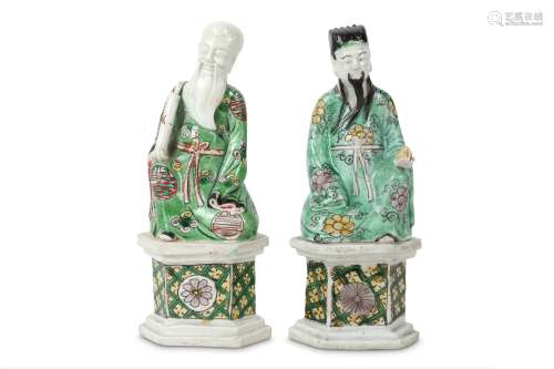 A PAIR OF CHINESE FAMILLE VERTE FIGURES OF IMMORTALS.