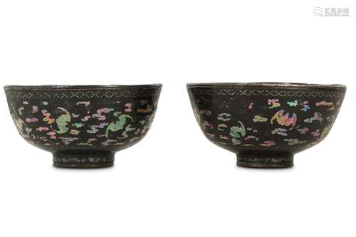 A PAIR OF CHINESE LACQUE BURGAUTÉ 'BAT' BOWLS.