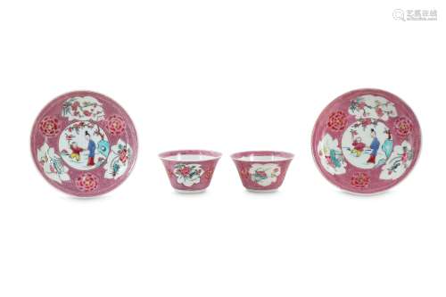 A PAIR OF CHINESE FAMILLE ROSE CUPS AND SAUCERS.