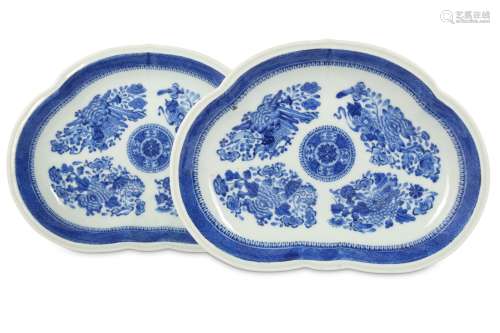 A PAIR OF CHINESE BLUE AND WHITE 'KIDNEY' DISHES.