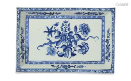 A CHINESE BLUE AND WHITE RECTANGULAR TRAY.