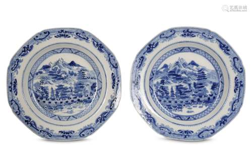 A PAIR OF CHINESE BLUE AND WHITE OCTAGONAL DISHES.