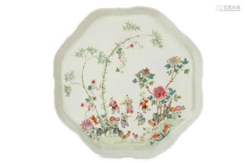 A CHINESE FAMILLE ROSE TRAY.