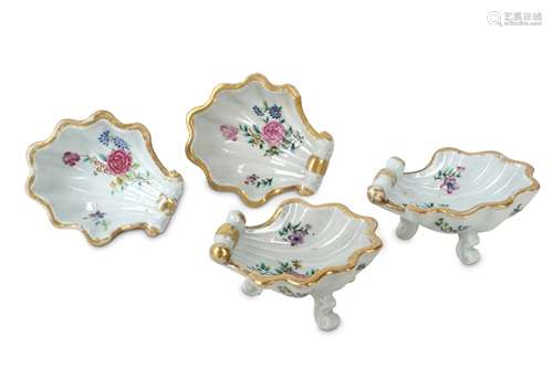 A SET OF FOUR CHINESE FAMILLE ROSE SHELL-SHAPED SALTS.