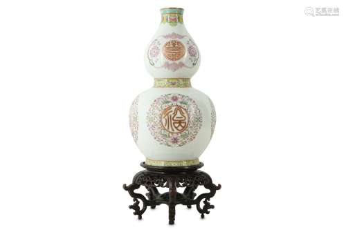 A CHINESE FAMILLE ROSE DOUBLE GOURD VASE.