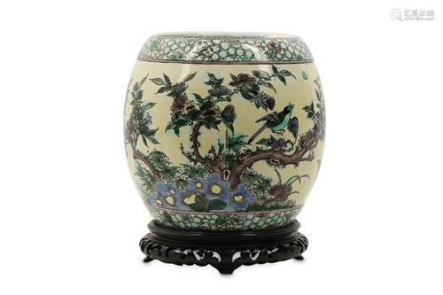 A SMALL CHINESE YELLOW-GROUND FAMILLE VERTE 'MAGPIES AND POMEGRANATE' DRUM STOOL.