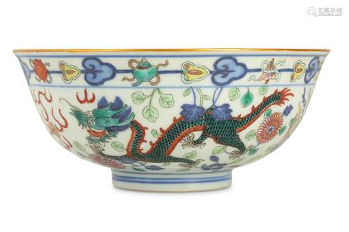 A CHINESE WUCAI 'DRAGON AND PHOENIX' BOWL.