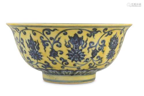 A CHINESE BLUE AND WHITE YELLOW-GROUND 'BAJIXIANG' BOWL.