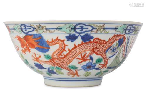 A CHINESE WUCAI ‘DRAGON AND PHOENIX’ BOWL.