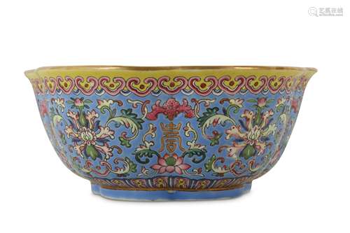 A CHINESE FAMILLE ROSE LOBED BOWL.