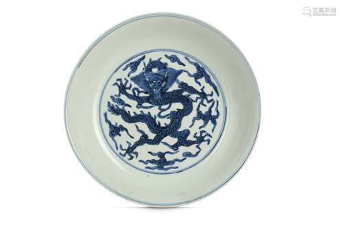 A CHINESE BLUE AND WHITE 'DRAGON' DISH.