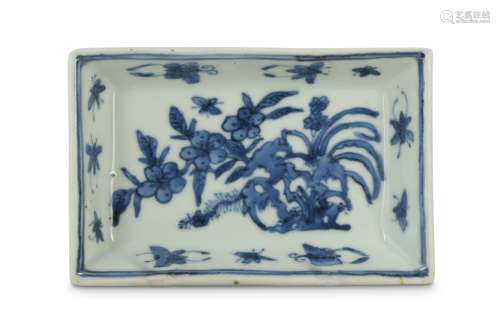 A CHINESE BLUE AND WHITE RECTANGULAR TRAY.