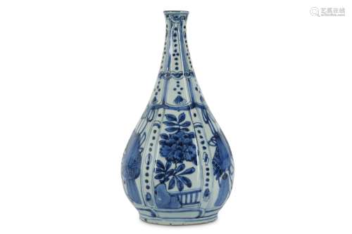 AN EXCEPTIONAL CHINESE BLUE AND WHITE KRAAK PORCELAIN BOTTLE VASE.