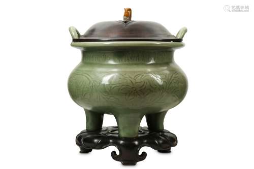 A CHINESE LONGQUAN CELADON INCENSE BURNER.