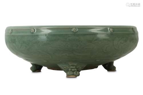 A CHINESE LONGQUAN CELADON INCENSE BURNER.