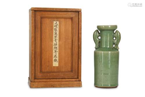 A CHINESE LONGQUAN CELADON VASE.