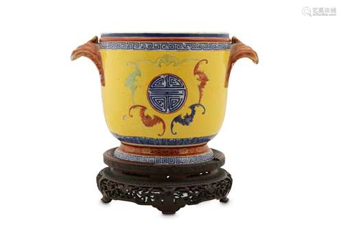 A CHINESE FAMILLE ROSE 'BATS' WINE COOLER.