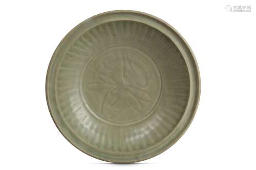 A CHINESE LONGQUAN CELADON DISH.