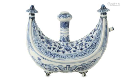 A RARE CHINESE BLUE AND WHITE BOAT-SHAPED PILGRIM'S FLASK.