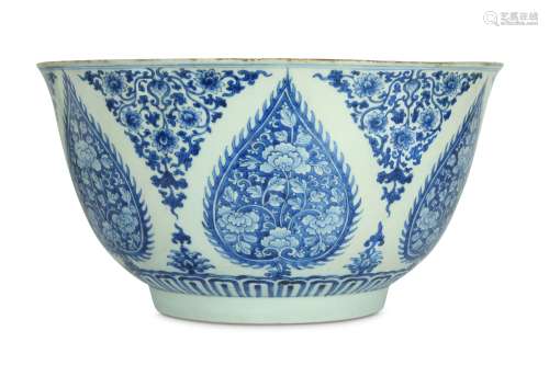 A LARGE CHINESE BLUE AND WHITE 'ISLAMIC' BOWL.