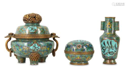 A CHINESE CLOISONNÉ ENAMEL 'ISLAMIC CALLIGRAPHY' INCENSE SET, AN GONG.