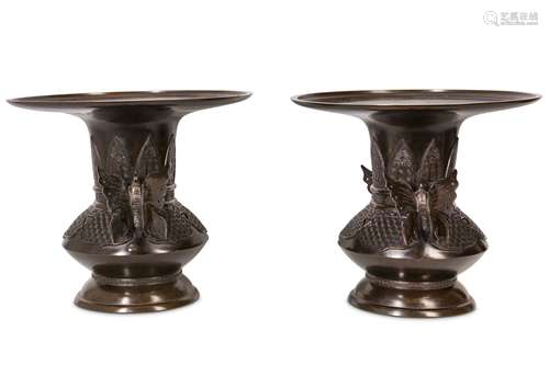 A PAIR OF JAPANESE BRONZE VASES.