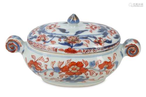 A SMALL CHINESE IMARI TUREEN AND COVER.