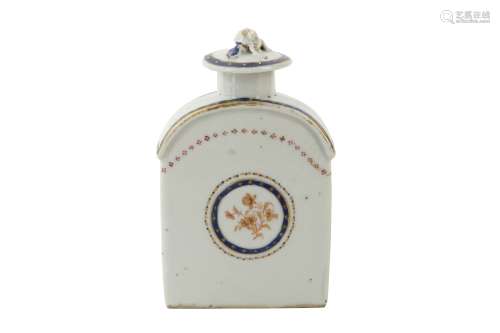 A CHINESE ARMORIAL TEA CADDY AND COVER.