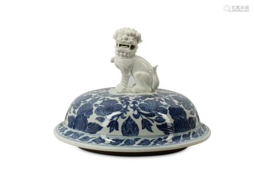 A CHINESE BLUE AND WHITE PORCELAIN COVER.