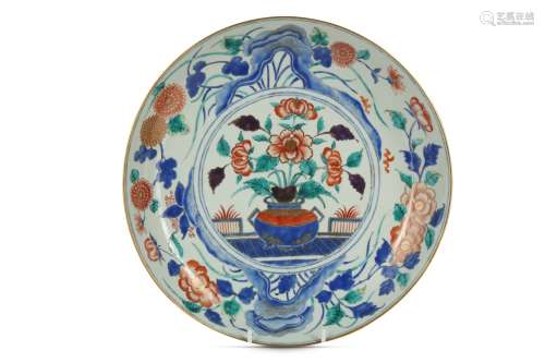 A CHINESE ENAMELLED 'FLOWER VASE' DISH.