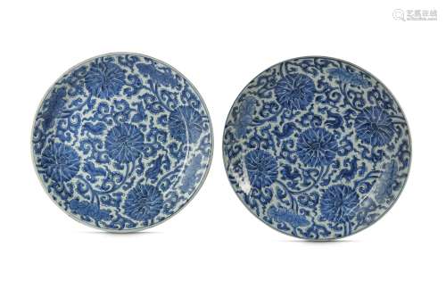A PAIR OF CHINESE BLUE AND WHITE 'LOTUS' CHARGERS.