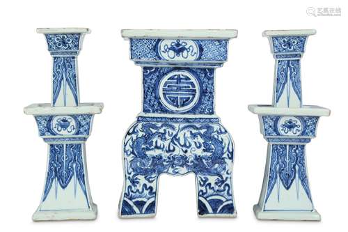 A CHINESE BLUE AND WHITE THREE-PIECE ‘DRAGON AND PHOENIX’ ALTAR SET.