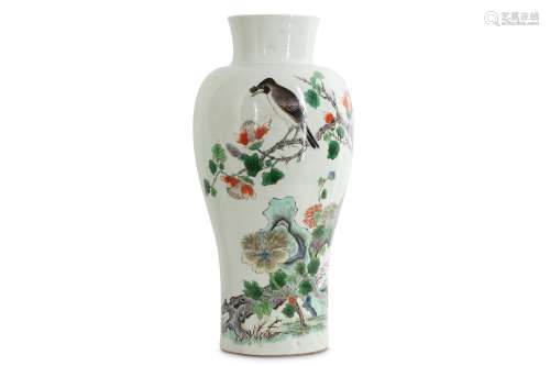 A CHINESE FAMILLE VERTE 'MAGPIE' BALUSTER VASE.