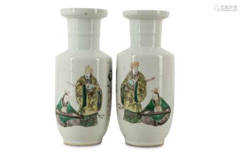 A PAIR OF CHINESE FAMILLE VERTE FIGURATIVE ROULEAU VASES.