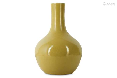 A CHINESE CRACKLE-GLAZED YELLOW BOTTLE VASE.