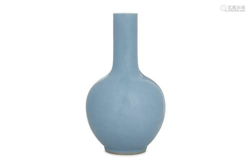 A CHINESE CLARE-DE-LUNE BOTTLE VASE.