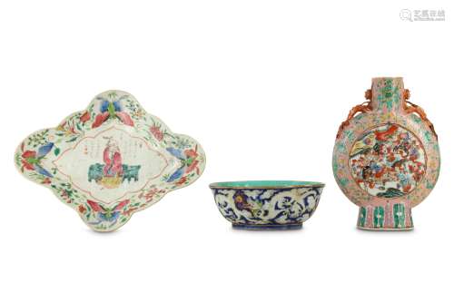 THREE CHINESE FAMILLE ROSE PIECES.