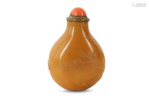 A CHINESE AGATE 'PRUNUS AND PINE' SNUFF BOTTLE.