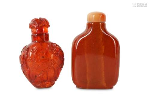 TWO CHINESE AMBER SNUFF BOTTLES.