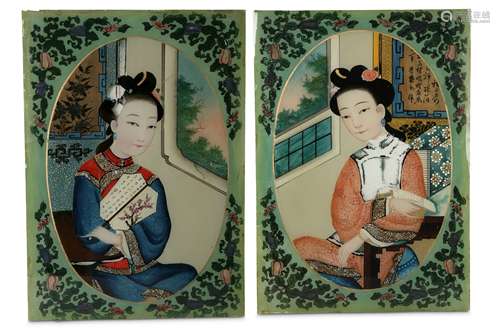 A PAIR OF CHINESE REVERSE GLASS PAINTINGS OF LADIES.