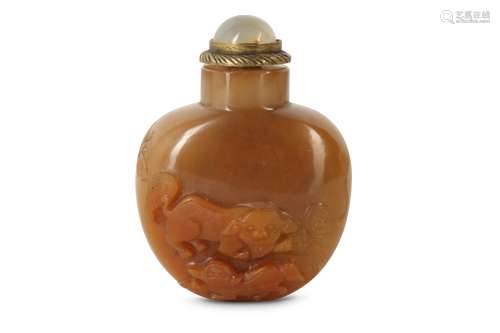 A CHINESE RUSSET AGATE 'BUDDHIST LION DOG' SNUFF BOTTLE.
