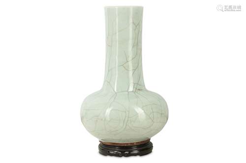 A LARGE CHINESE CELADON CRACKLE-GLAZE BOTTLE VASE.