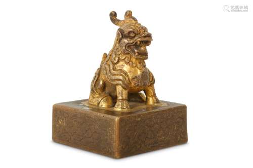 A CHINESE GILT-BRONZE SQUARE SEAL.