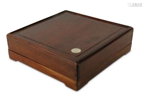 A CHINESE SQUARE WOOD BOX AND COVER.