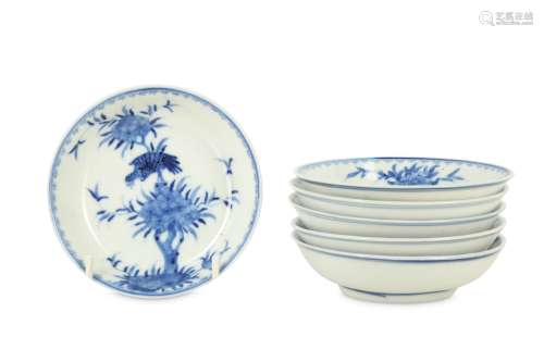 A SET OF SIX CHINESE BLUE AND WHITE SAUCERS.