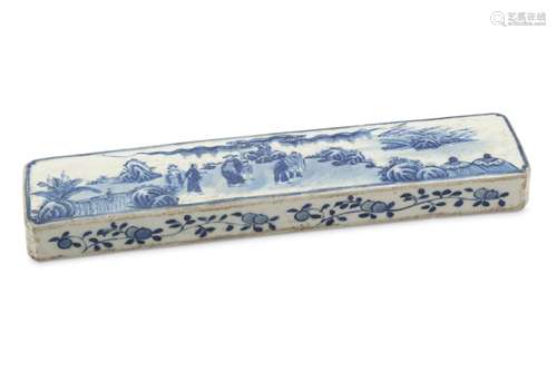 A CHINESE BLUE AND WHITE 'LANDSCAPE' PAPER WEIGHT.