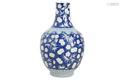 A CHINESE BLUE AND WHITE 'PRUNUS' BOTTLE VASE.