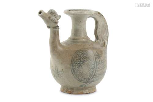 AN ANAMESE BLUE AND WHITE POTTERY 'BIRD' VESSEL.
